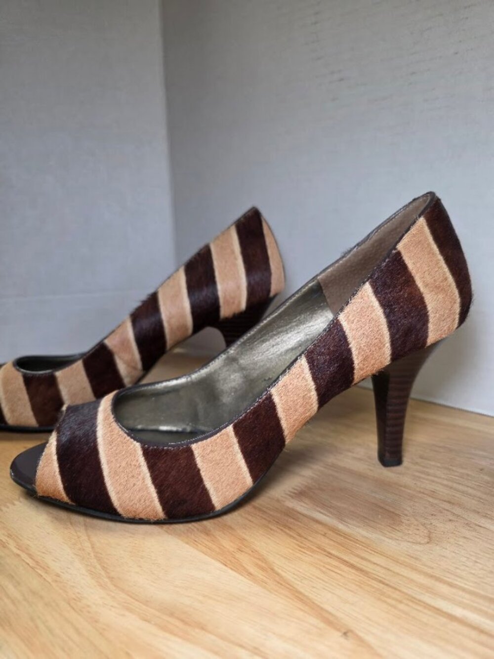 Bandolino Two Tone Stripe Leather Peep Toe Pumps 9